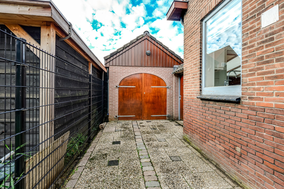 Twee-onder-één-kap te koop: Parallelstraat 32, Rhoon