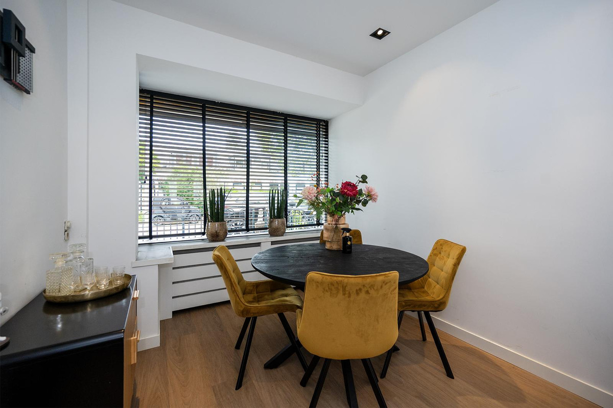 Tussenwoning te koop: Emmalaan 110, Alphen Aan Den Rijn