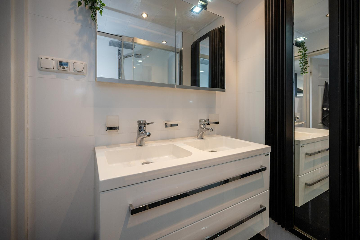 Tussenwoning te koop: Emmalaan 110, Alphen Aan Den Rijn