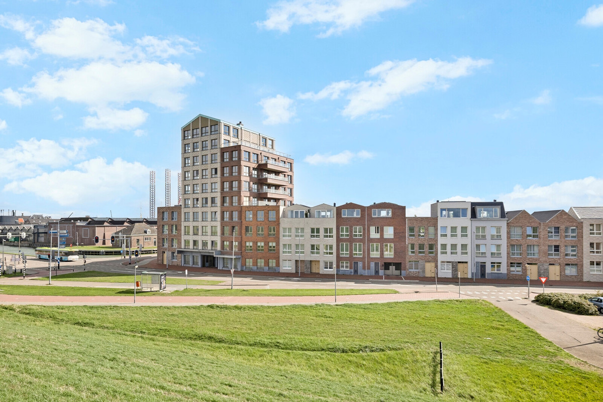 Tussenwoning te koop: Kanaalweg 327, Den Helder