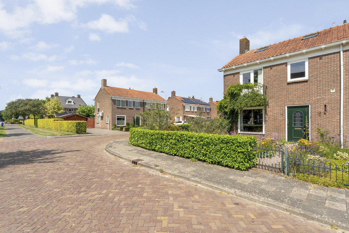 Twee-onder-één-kap te koop: De Genestetlaan 12, Hoogeveen