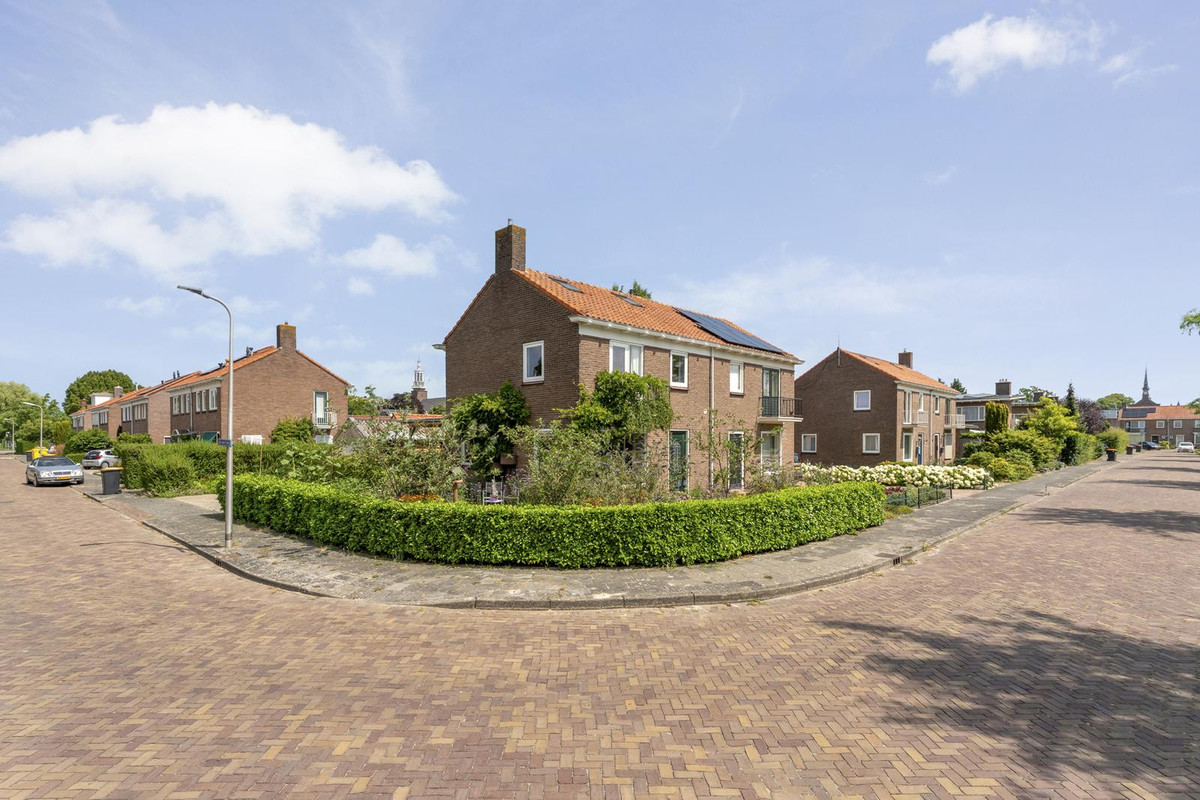Twee-onder-één-kap te koop: De Genestetlaan 12, Hoogeveen
