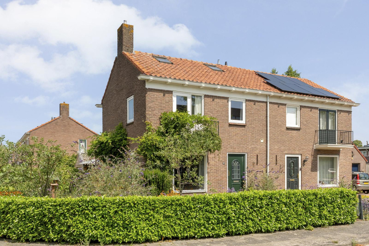 Twee-onder-één-kap te koop: De Genestetlaan 12, Hoogeveen