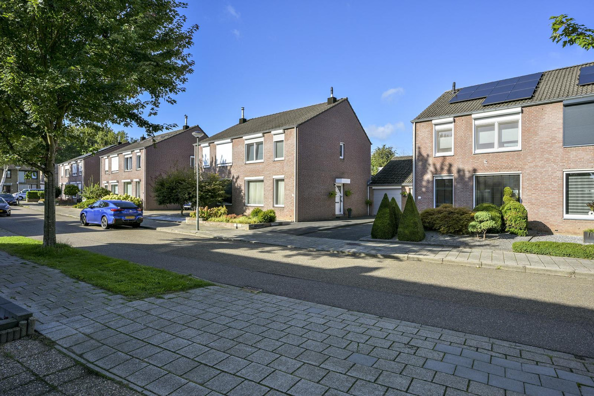 Twee-onder-één-kap te koop: Flinckstraat 24, Geleen