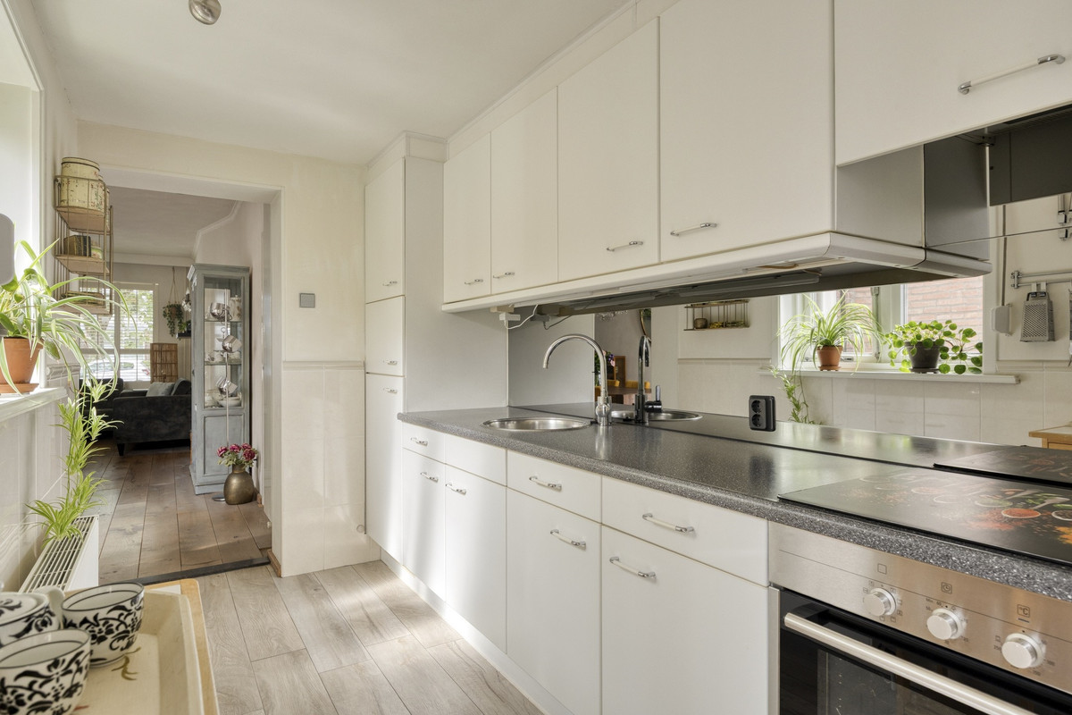 Tussenwoning te koop: Trouwlaan 220, Tilburg