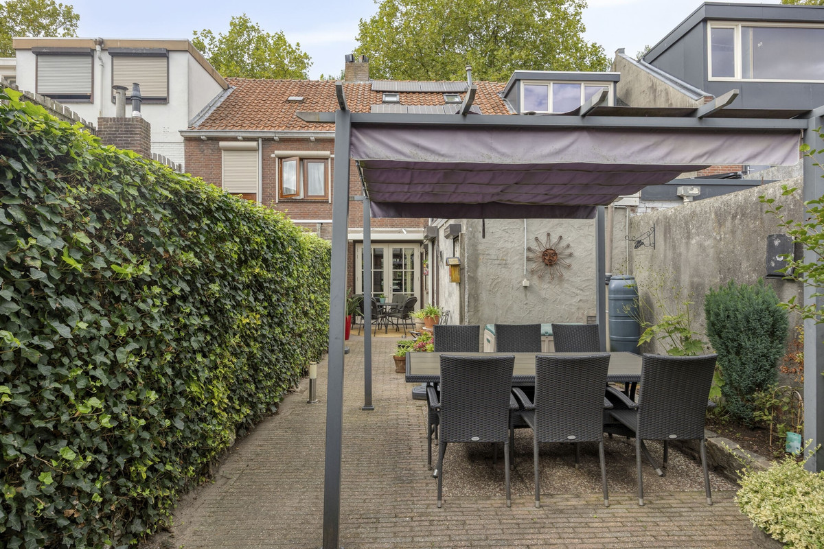 Tussenwoning te koop: Trouwlaan 220, Tilburg