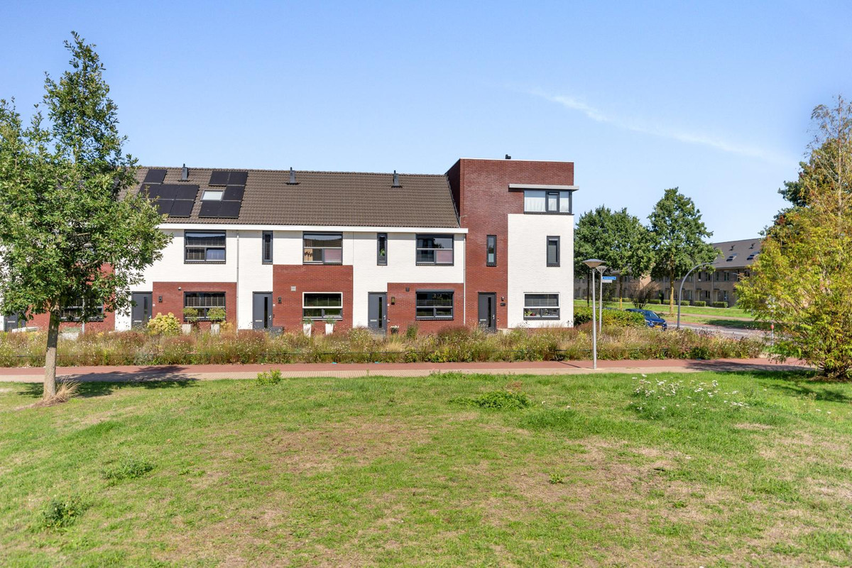 Tussenwoning te koop: Heidevlinder 48, Enschede