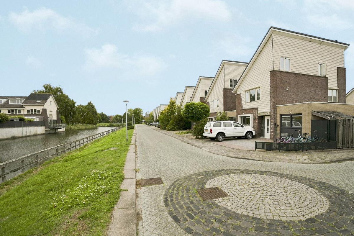 Tussenwoning te koop: J.H. Leopoldstraat 8, Almere