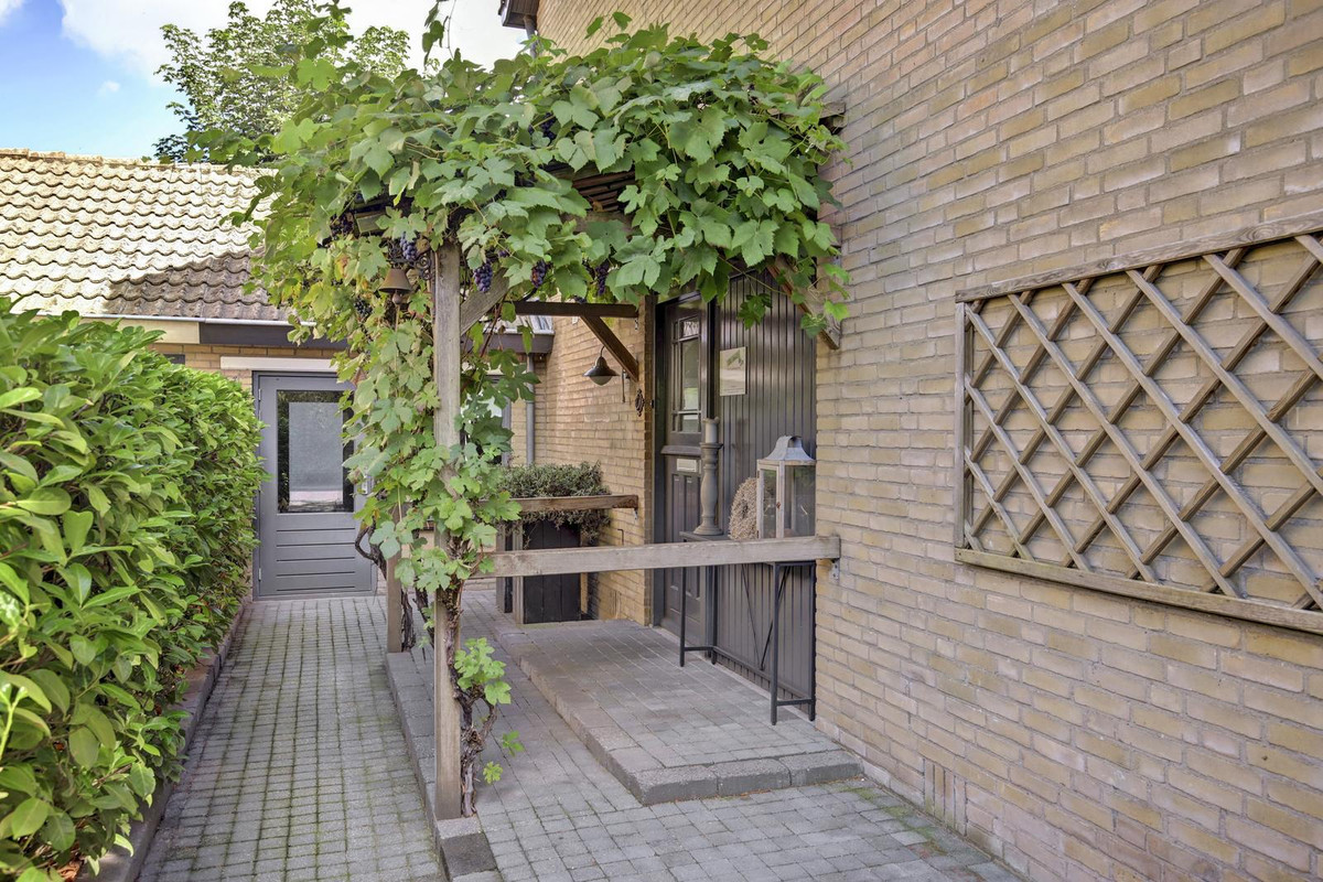 Tussenwoning te koop: Burgemeester Martenslaan 22, Leersum