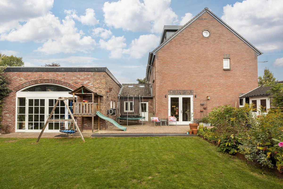 Twee-onder-één-kap te koop: Beekstraat 102, Geleen
