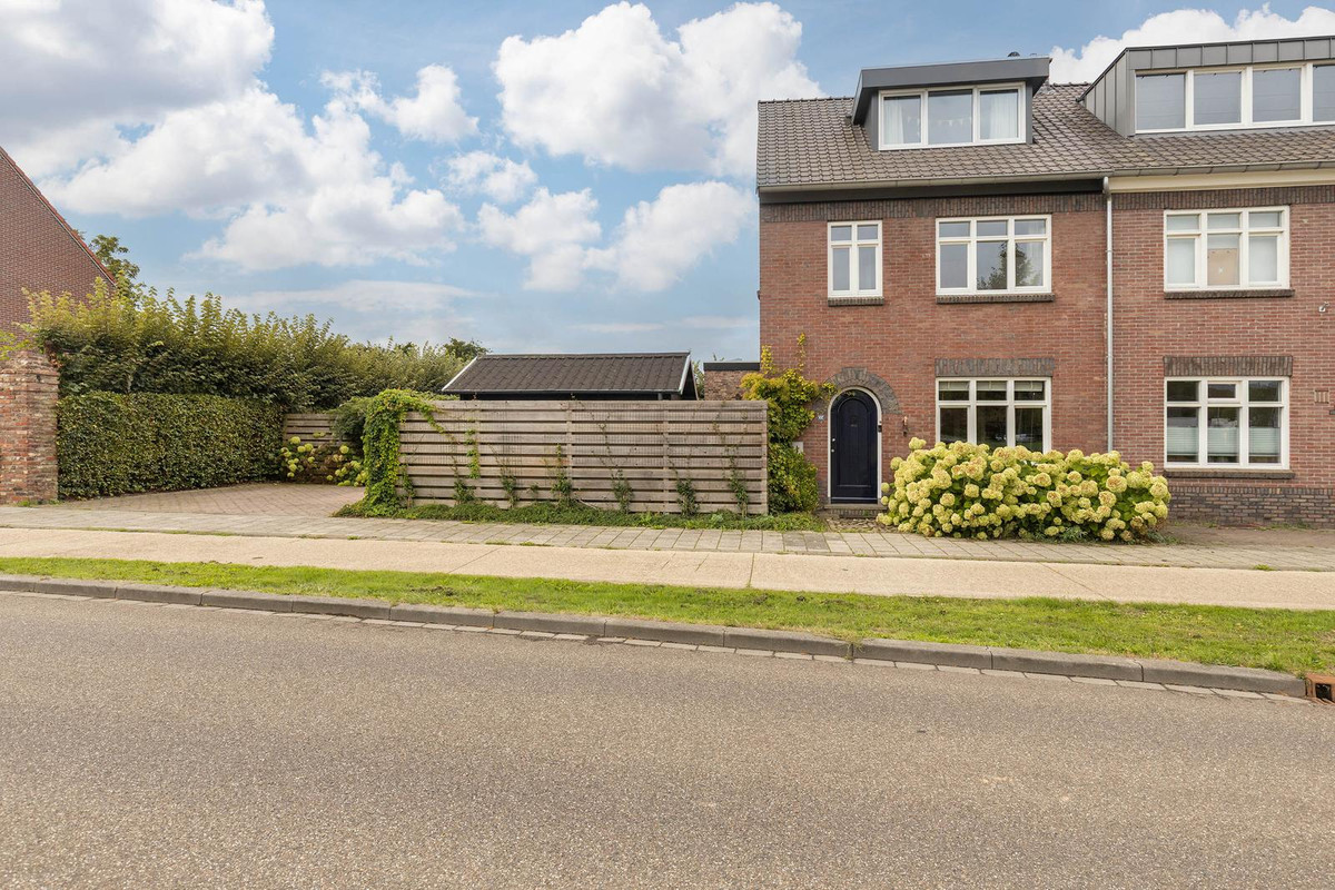 Twee-onder-één-kap te koop: Beekstraat 102, Geleen