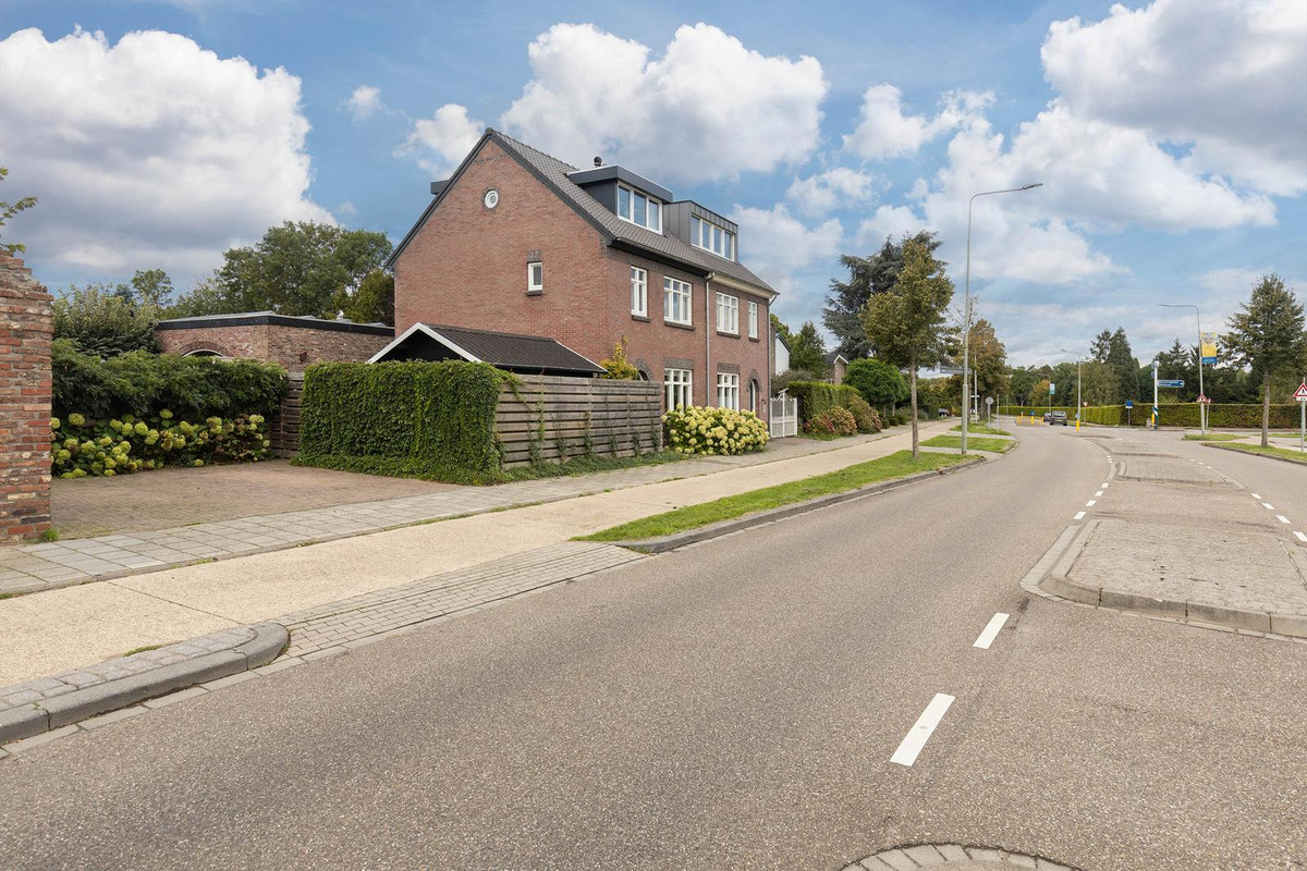 Twee-onder-één-kap te koop: Beekstraat 102, Geleen