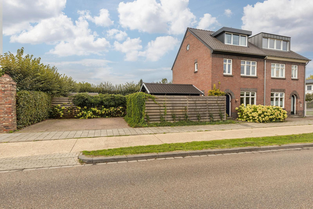 Twee-onder-één-kap te koop: Beekstraat 102, Geleen