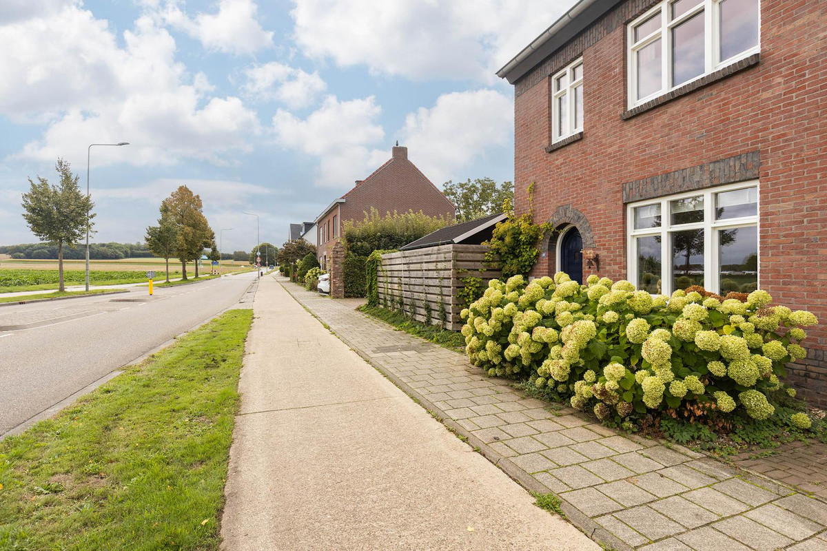 Twee-onder-één-kap te koop: Beekstraat 102, Geleen