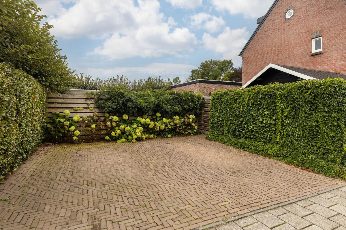 Twee-onder-één-kap te koop: Beekstraat 102, Geleen