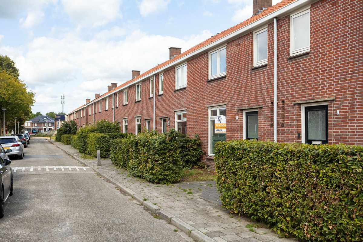 Tussenwoning te koop: Abraham Steenhagenstraat 3, Almelo