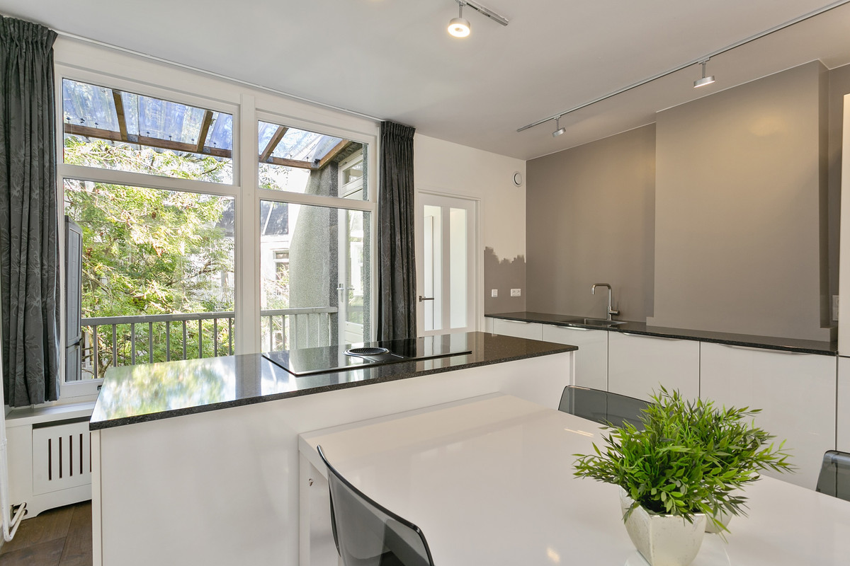 Studio te huur: Van Hogendorpstraat 96-3, Amsterdam