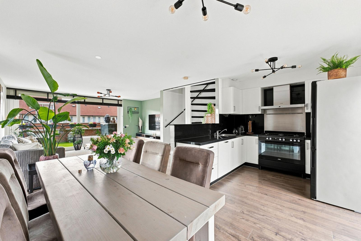 Hoekwoning te koop: Amandelgaarde 165, Hendrik-Ido-Ambacht
