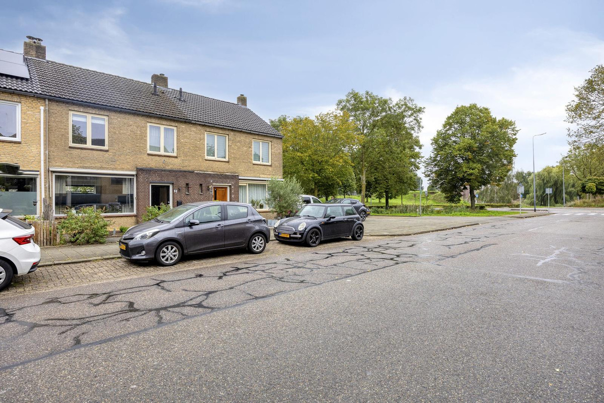 Tussenwoning te koop: Commissaris Bosch van Drakesteinlaan 3, 'S-Hertogenbosch