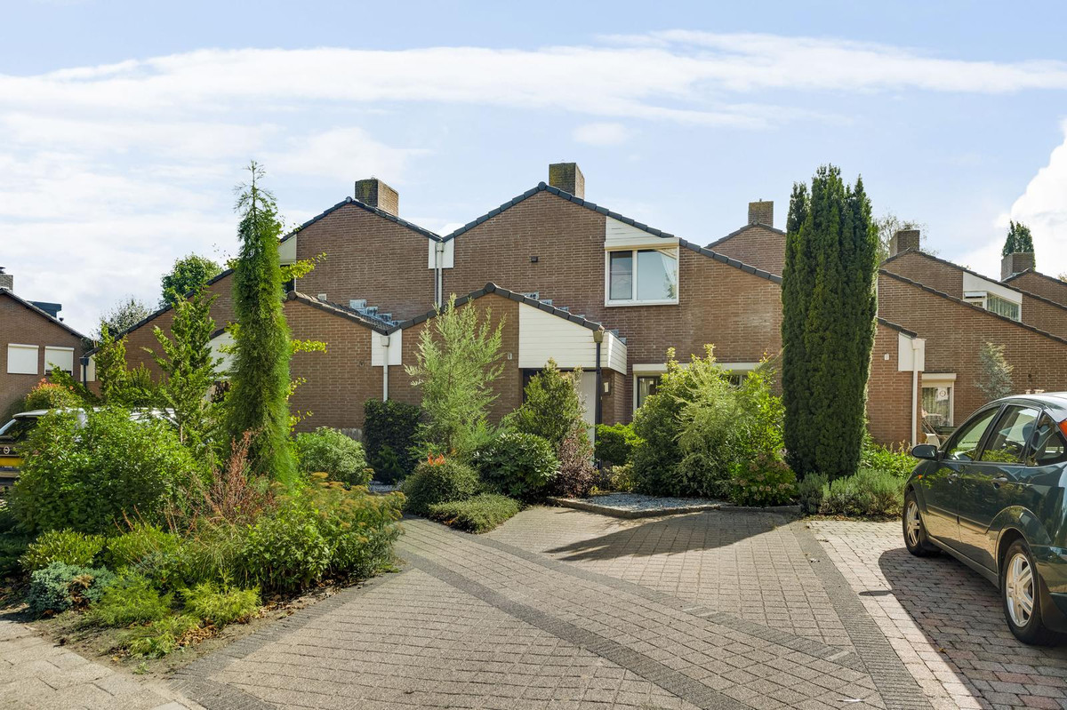 Tussenwoning te koop: Hogerweide 1, Weert