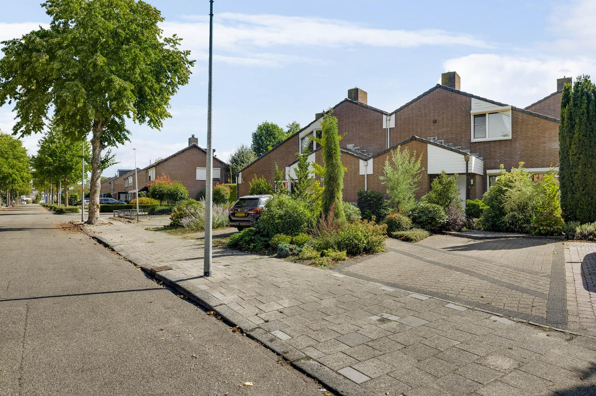 Tussenwoning te koop: Hogerweide 1, Weert