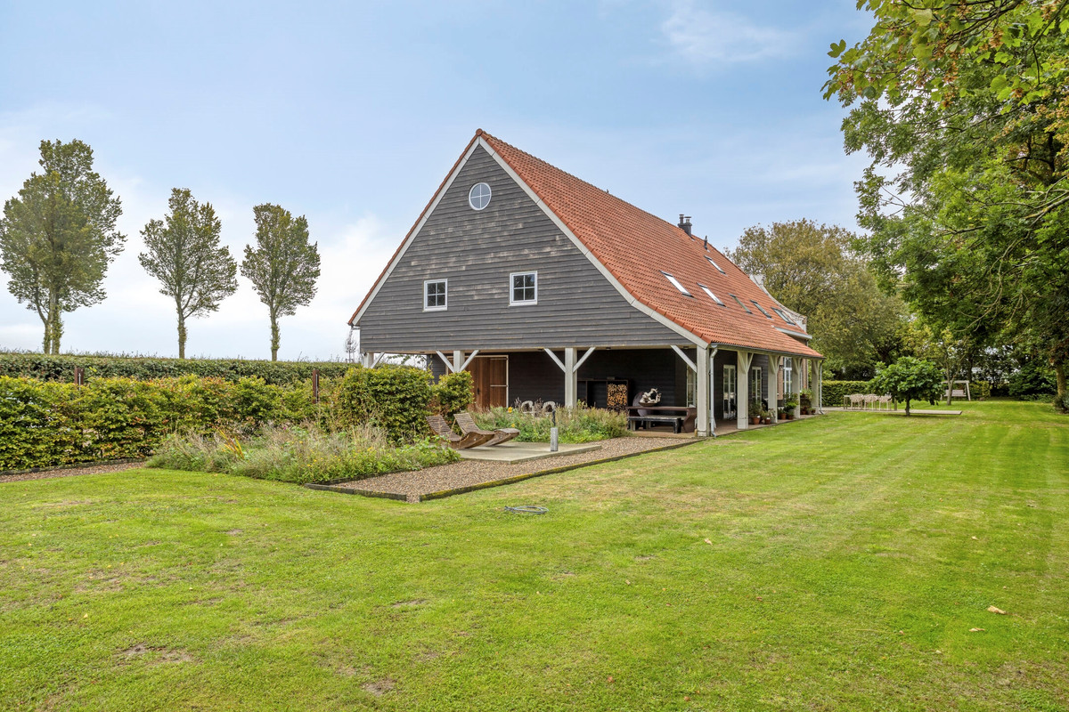 Vrijstaande woning te koop: Zuiddijk 3, Herkingen