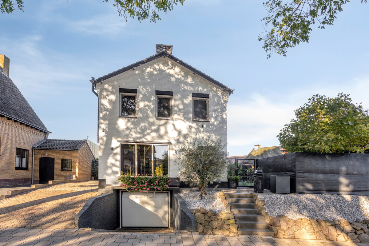 Vrijstaande woning te koop: Heerlenerweg 9, Sittard