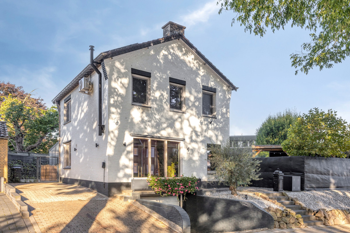 Vrijstaande woning te koop: Heerlenerweg 9, Sittard