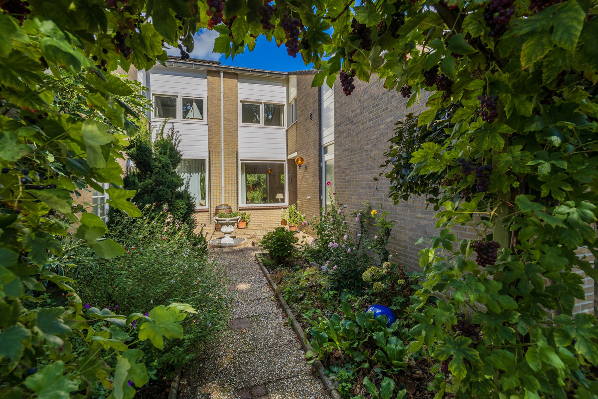 Tussenwoning te koop: Meidoornplantsoen 32, Lisse
