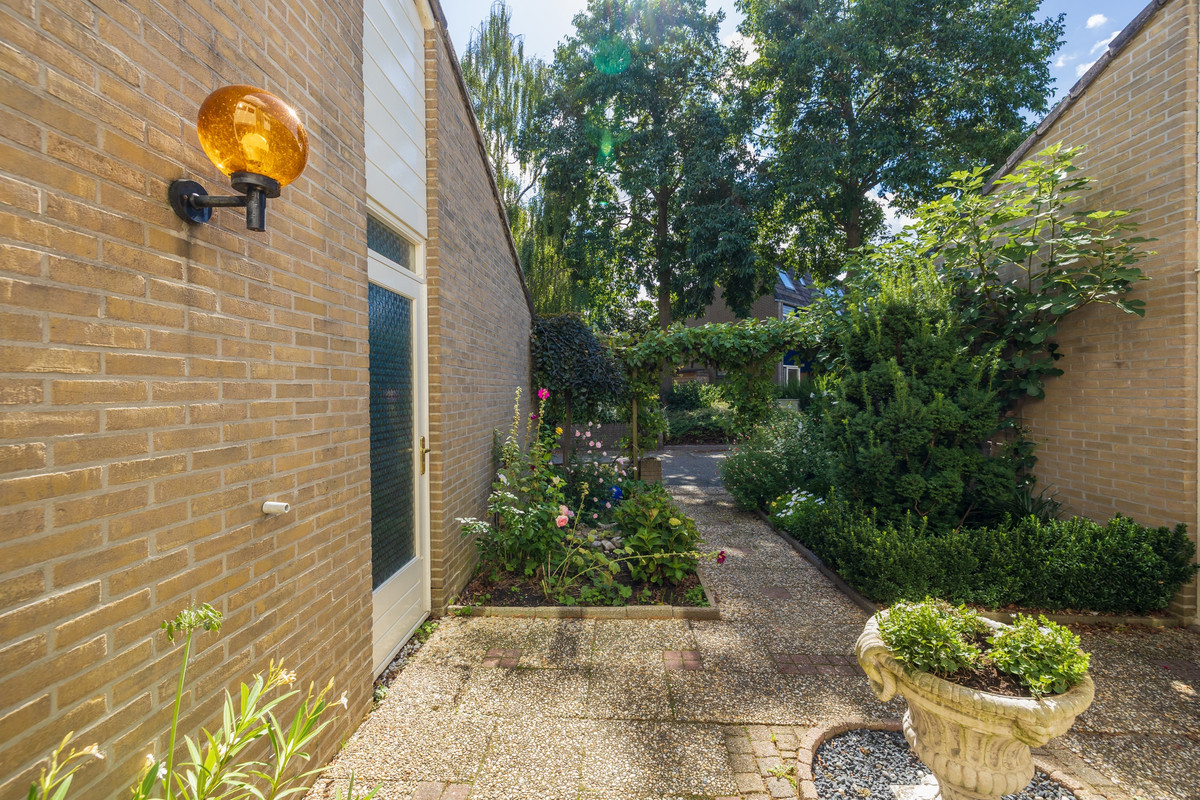 Tussenwoning te koop: Meidoornplantsoen 32, Lisse