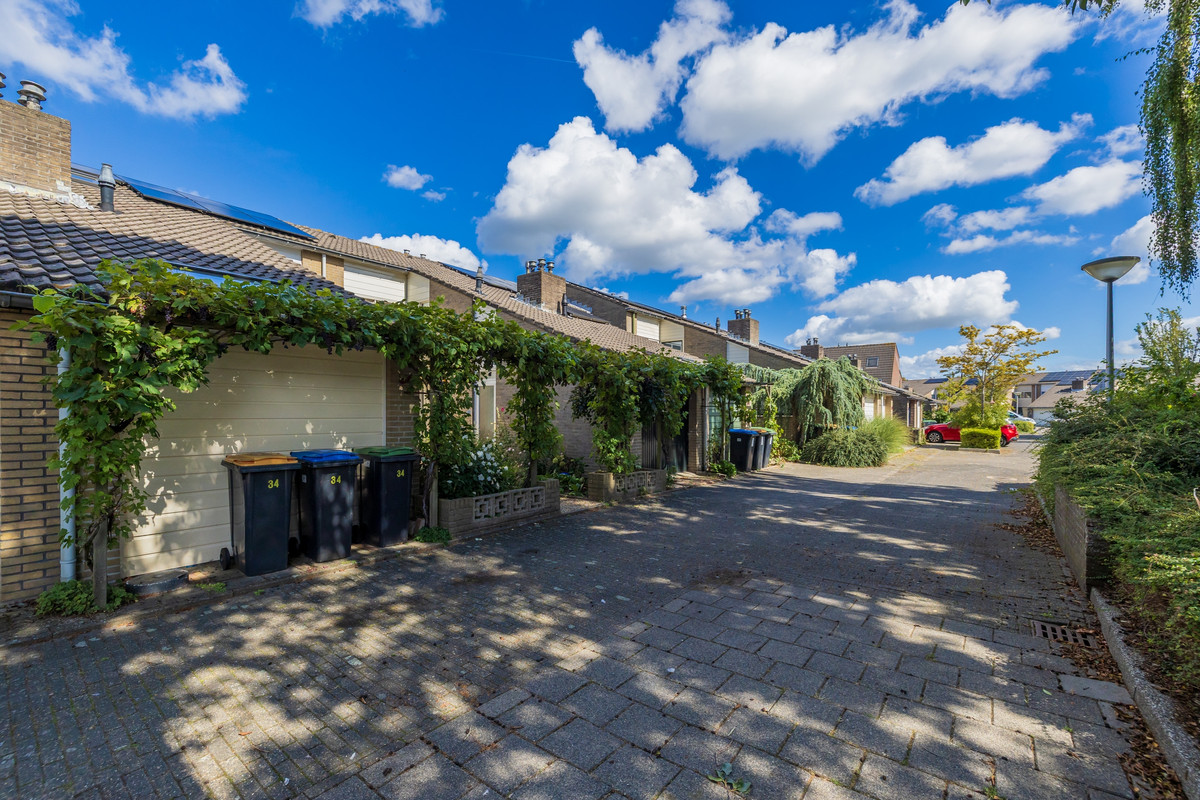 Tussenwoning te koop: Meidoornplantsoen 32, Lisse