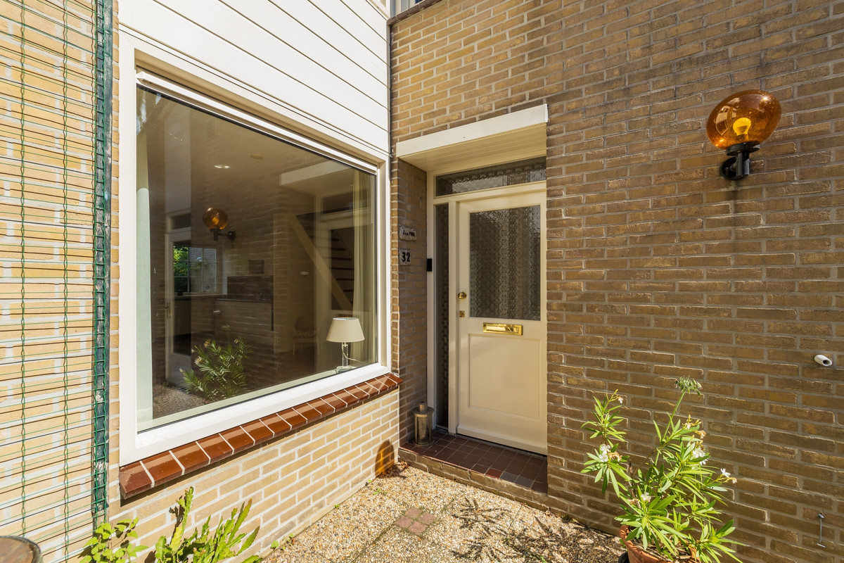 Tussenwoning te koop: Meidoornplantsoen 32, Lisse