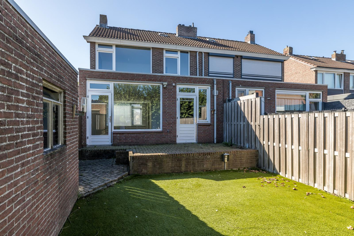 Twee-onder-één-kap te koop: St. Gerlachstraat 11, Hoensbroek
