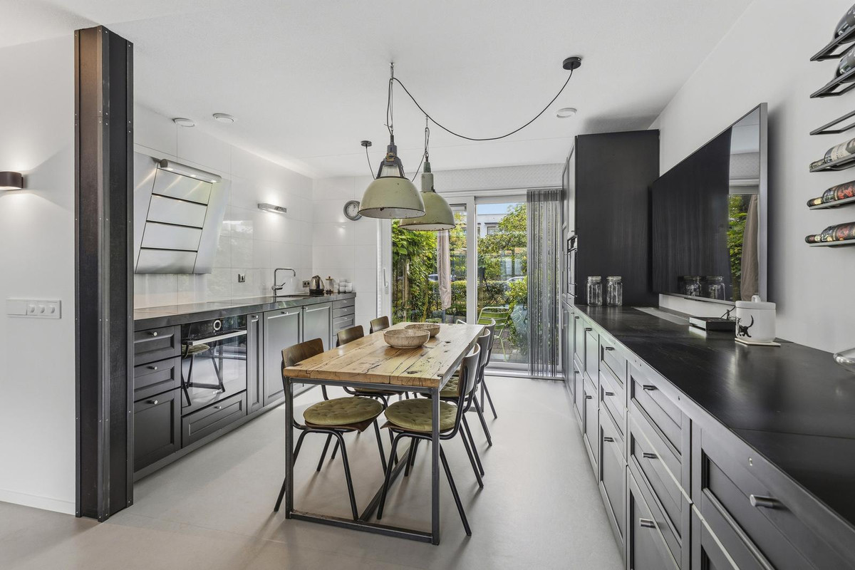 Tussenwoning te koop: Grace Kellystraat 13, Almere