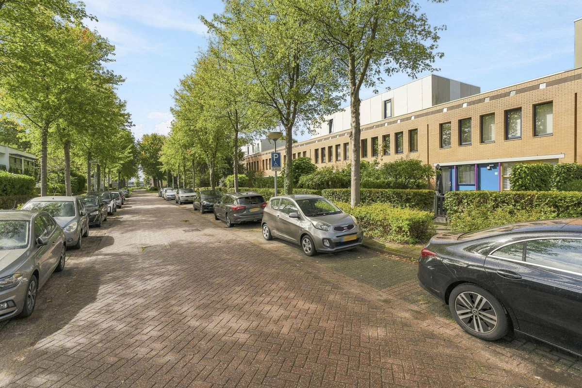 Tussenwoning te koop: Grace Kellystraat 13, Almere
