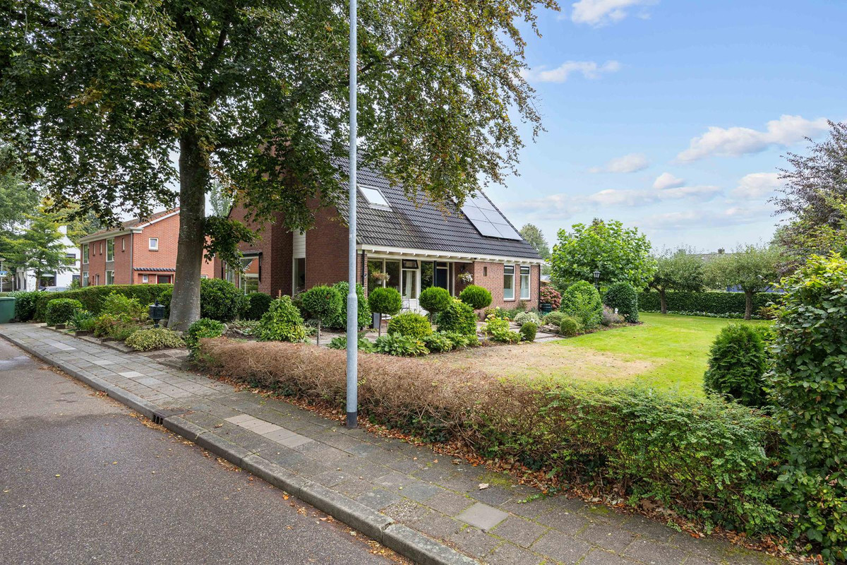 Vrijstaande woning te koop: Veenlaan 1, Slochteren