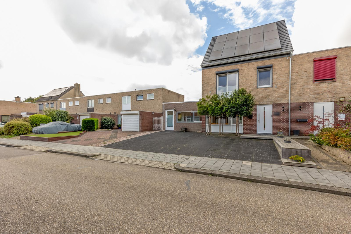 Twee-onder-één-kap te koop: Rooseveltstraat 73, Schimmert
