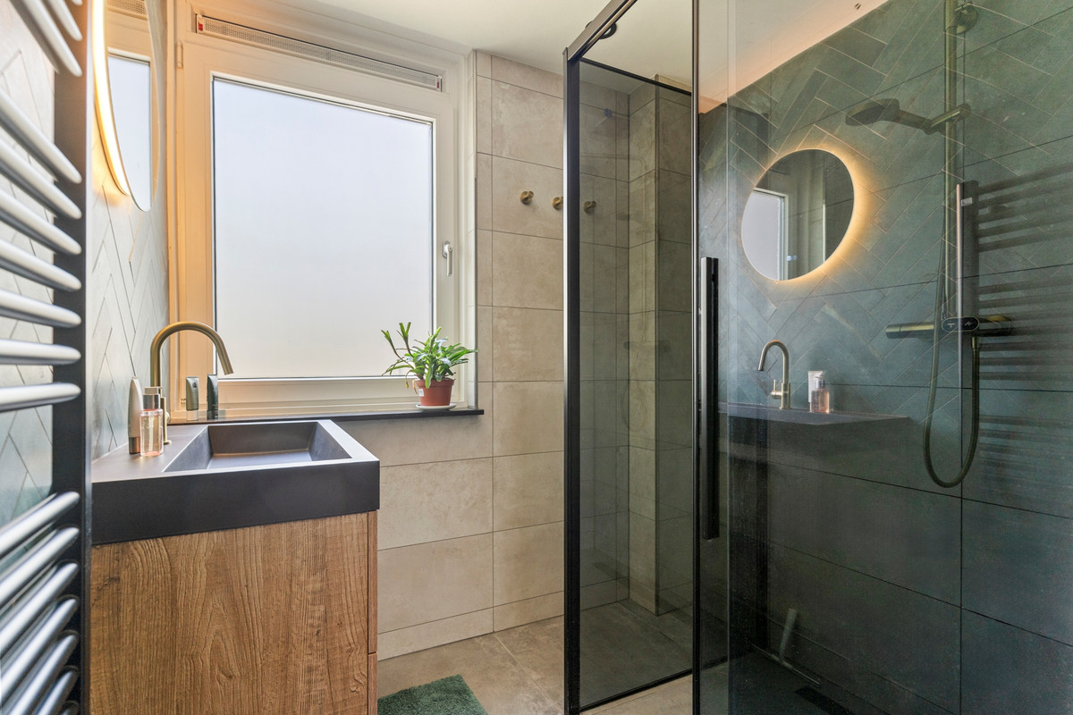 Tussenwoning te koop: Schakelweg 84, Hoogvliet Rotterdam