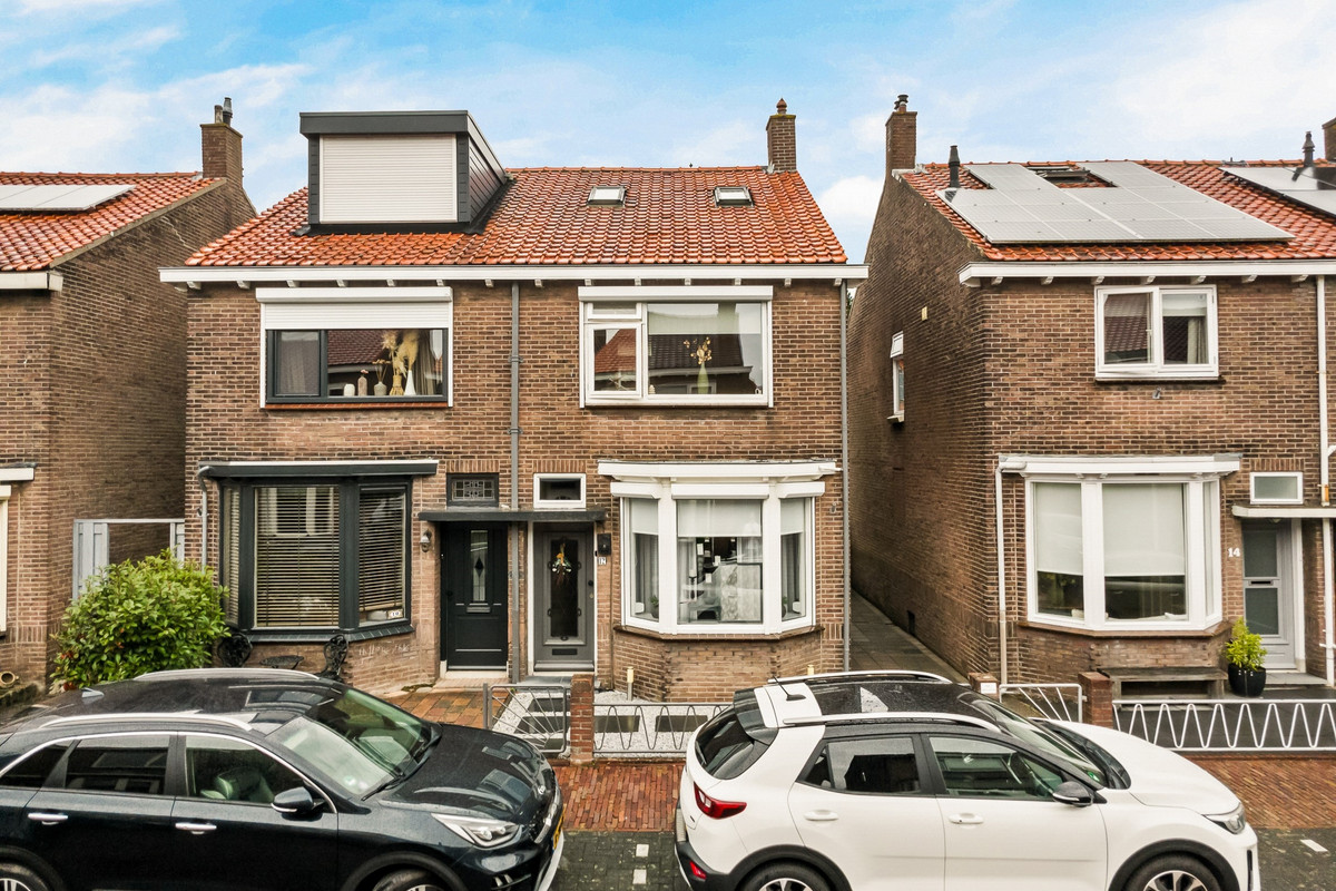 Twee-onder-één-kap te koop: Burgemeester Ypeijstraat 12, Sliedrecht