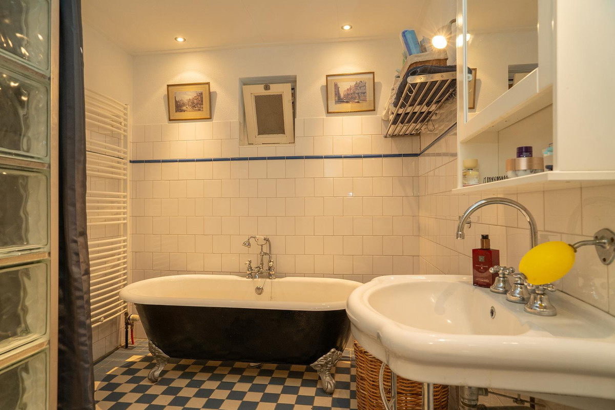 Twee-onder-één-kap te koop: Walhofstraat 123, Enschede