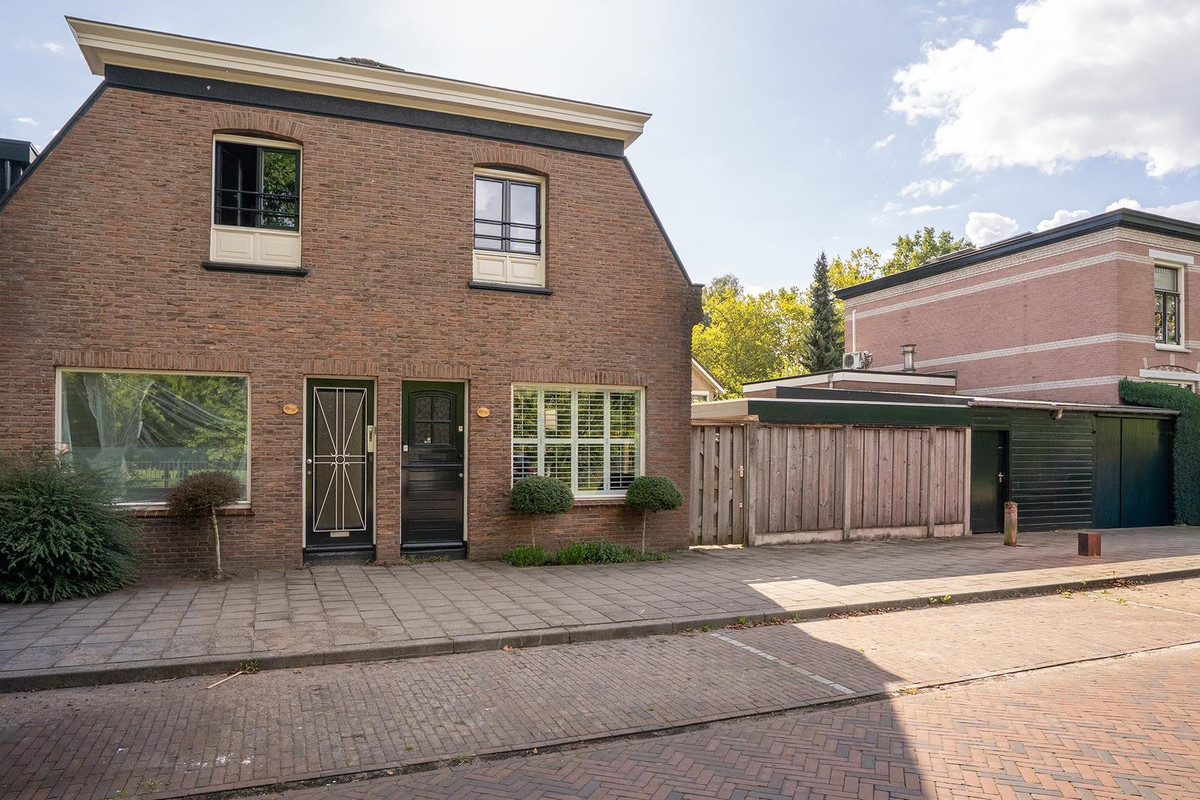 Twee-onder-één-kap te koop: Walhofstraat 123, Enschede