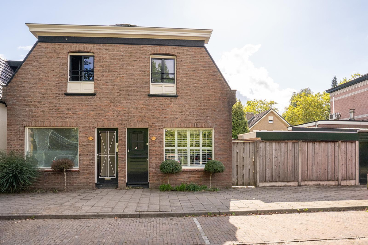 Twee-onder-één-kap te koop: Walhofstraat 123, Enschede