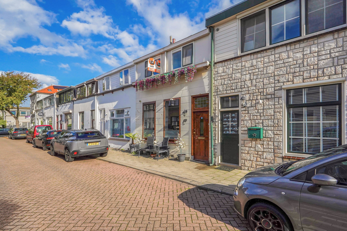 Tussenwoning te koop: Leliestraat 24, Schiedam