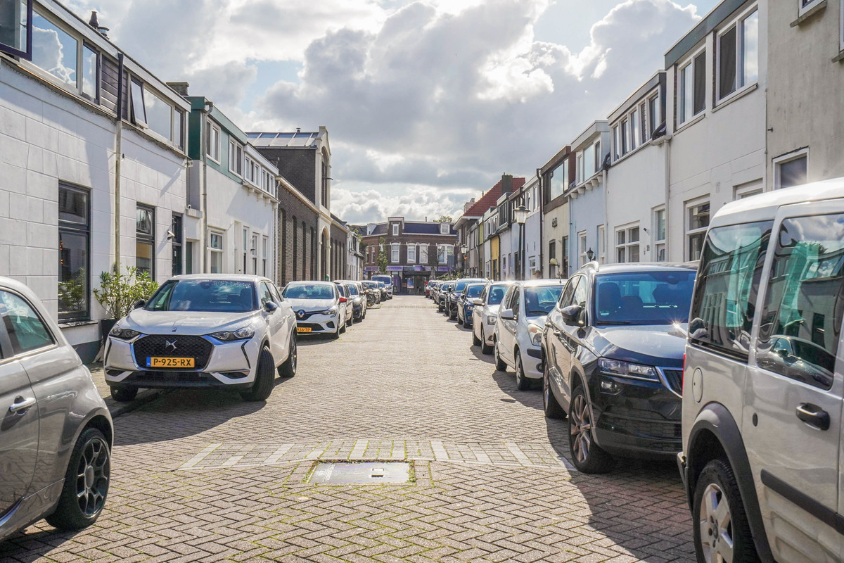 Tussenwoning te koop: Leliestraat 24, Schiedam