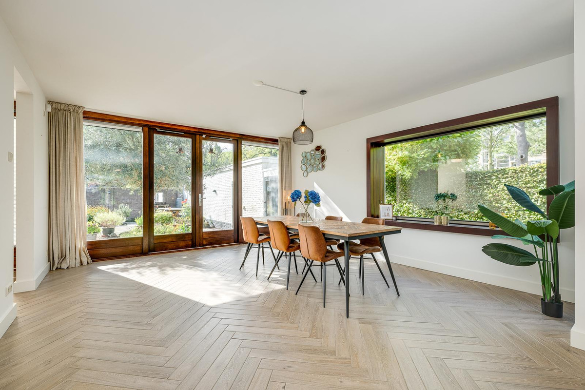 Hoekwoning te koop: Van der Helmlaan 7, Leiden
