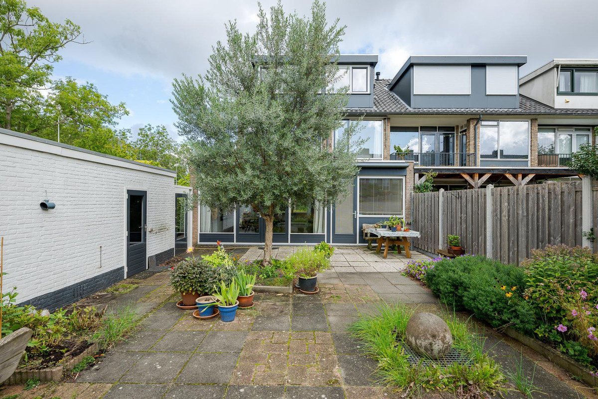 Hoekwoning te koop: Van der Helmlaan 7, Leiden