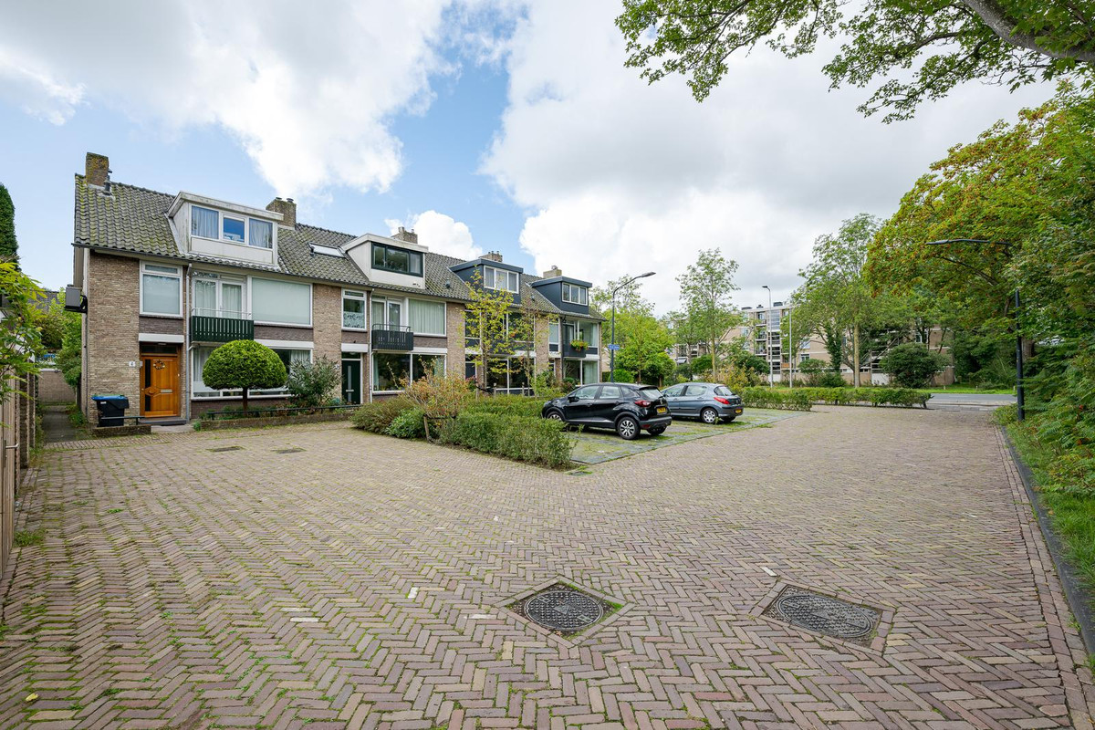 Hoekwoning te koop: Van der Helmlaan 7, Leiden