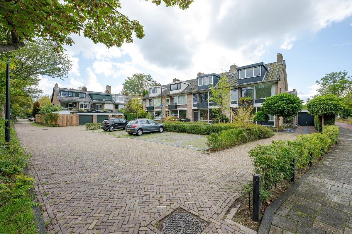 Hoekwoning te koop: Van der Helmlaan 7, Leiden
