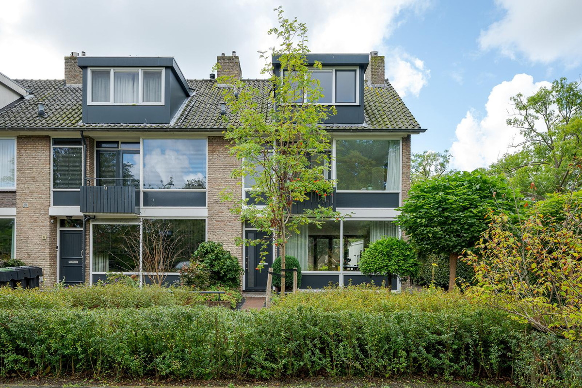 Hoekwoning te koop: Van der Helmlaan 7, Leiden