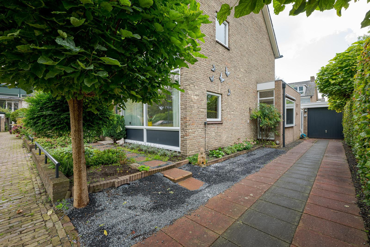 Hoekwoning te koop: Van der Helmlaan 7, Leiden